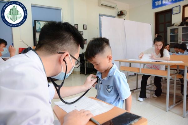 Có bằng y sĩ trung cấp có được làm nhân viên y tế trường học không?