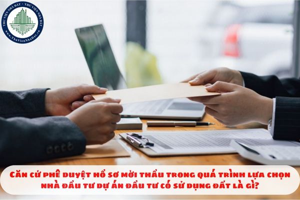 Căn cứ phê duyệt hồ sơ mời thầu trong quá trình lựa chọn nhà đầu tư dự án đầu tư có sử dụng đất là gì?