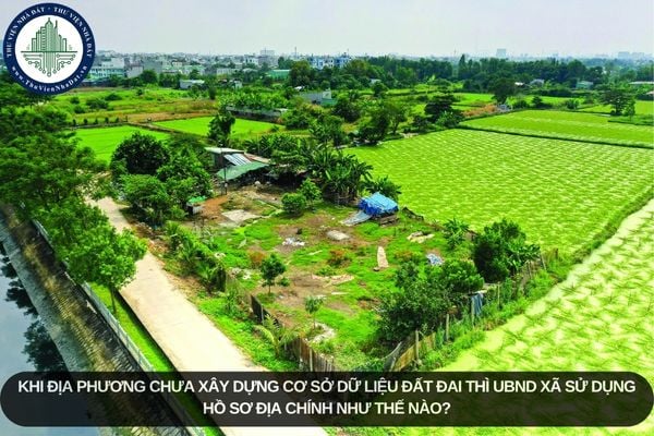 Khi địa phương chưa xây dựng cơ sở dữ liệu đất đai thì UBND xã sử dụng hồ sơ địa chính như thế nào?