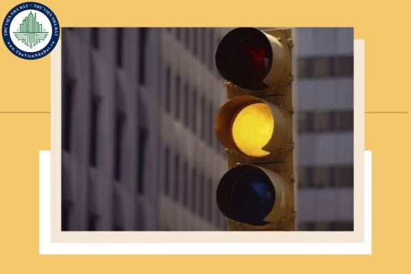 Năm 2025, đèn vàng có phải dừng lại không? Lỗi xe máy vượt đèn vàng bị phạt bao nhiêu tiền theo Nghị định 168?