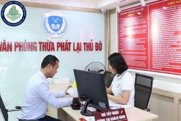 Thừa phát lại có bị tạm đình chỉ hành nghề khi đang bị áp dụng biện pháp xử phạt vi phạm hành chính không?