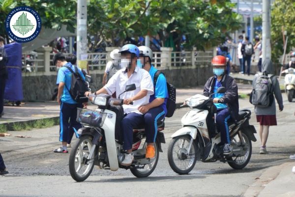 Bộ GD&ĐT yêu cầu cha mẹ không giao xe máy cho học sinh chưa có giấy phép lái xe. Bao nhiêu tuổi thì được lái xe máy, được cấp giấy phép lái xe máy?