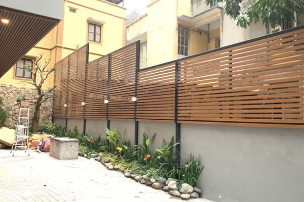 Những mẫu hàng rào gỗ đẹp năm 2025