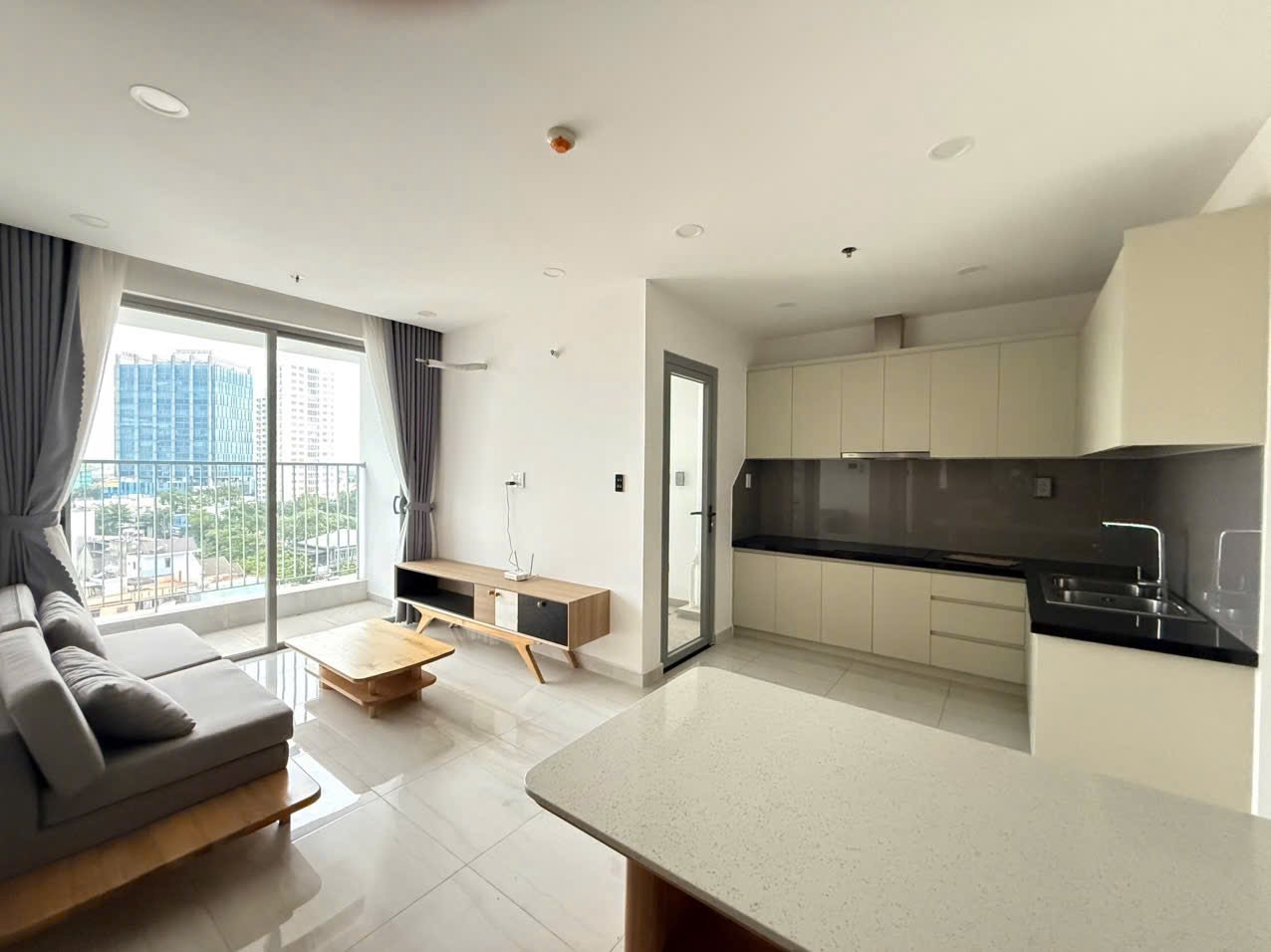 Bán căn hộ Happy One Central 2PN 2WC, tầng 19, sẵn sổ hồng, nhà mới, giá 2,55 tỷ bao thuế phí