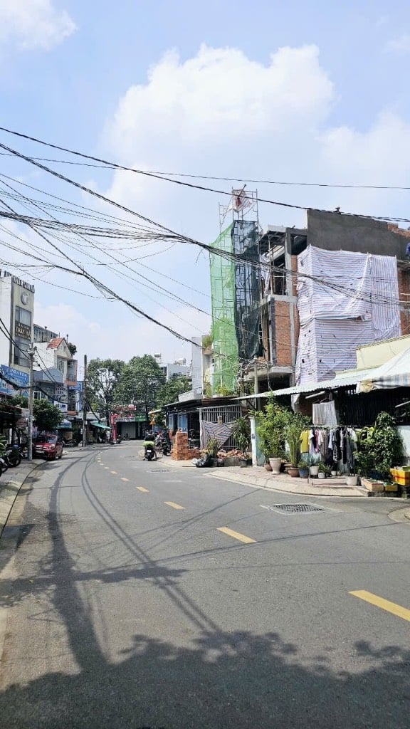 Nhà đường số 10 Linh Đông Hẻm Xe Tải DT: 7 x 28,5 Chỉ 11tỷ3