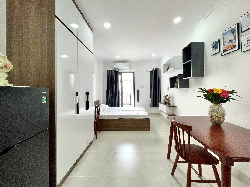 Cho thuê ccmini ban công thoáng full nội thất, tuyến đường Nguyễn Cửu Vân gần Q1