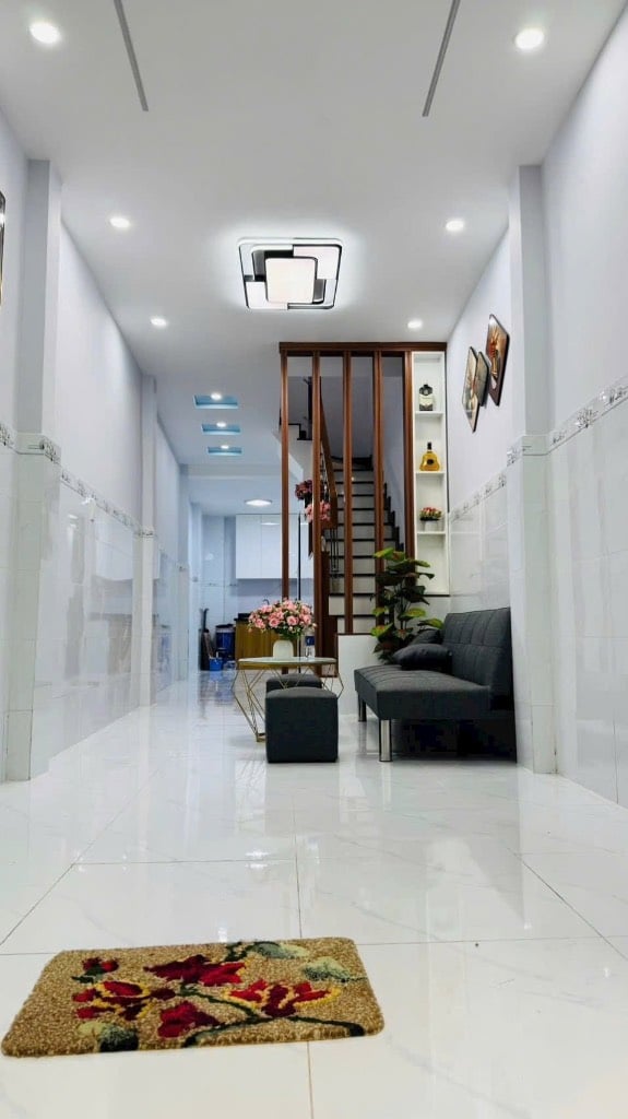 Bán Nhà Cách Mạng Tháng Tám, Quận 3 -35M2-2 Tang - Chỉ 4.Tỷ Nhinh .