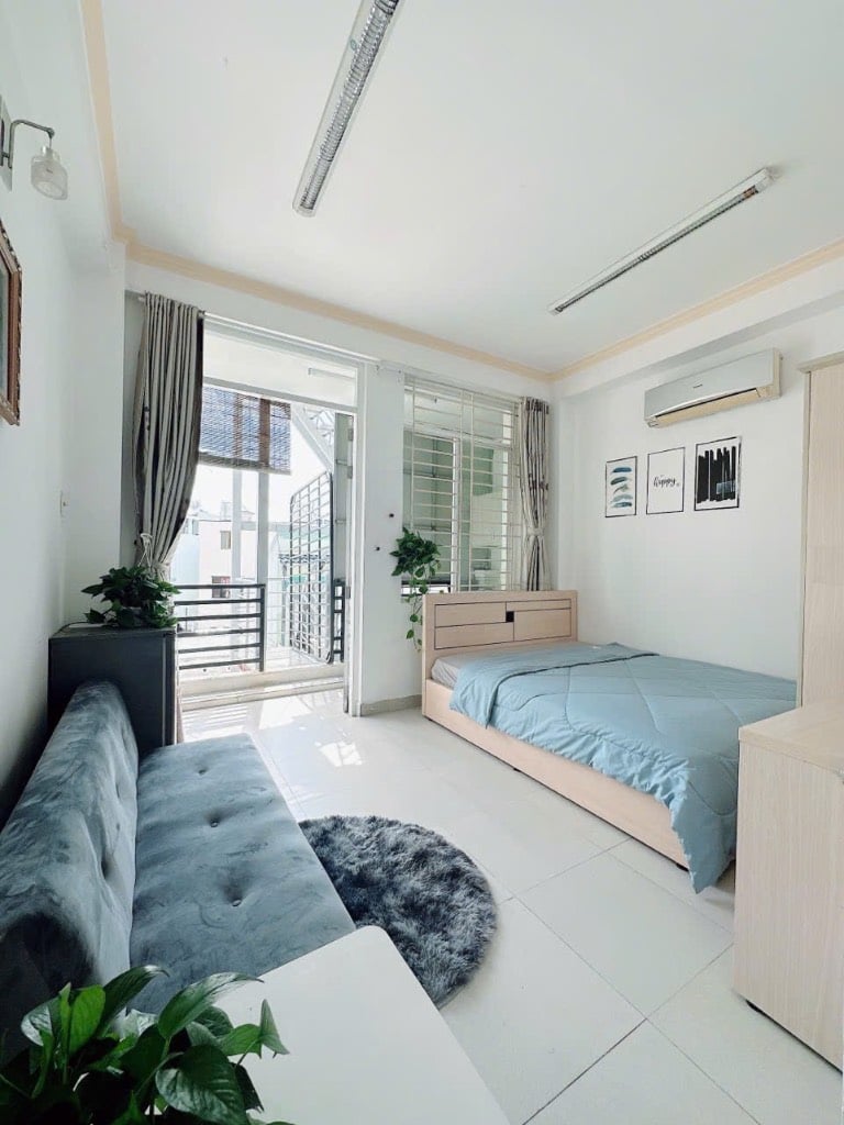 CHO THUÊ PHÒNG GIÁ RẺ BAN CÔNG TÁCH BẾP FULL NỘI THẤT NGAY CHỢ BÀ CHIỂU