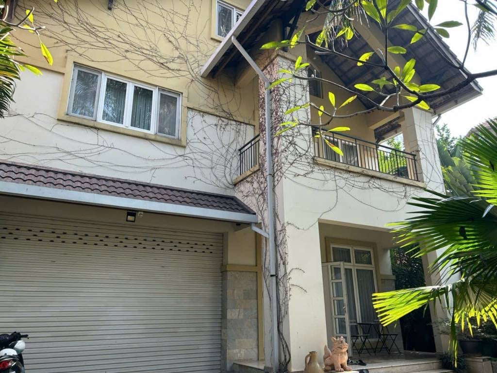 Bán biệt thự Nguyễn Văn Hưởng, Thảo Điền, DT 10x33m, 3 tầng, giá bán 115 tỷ