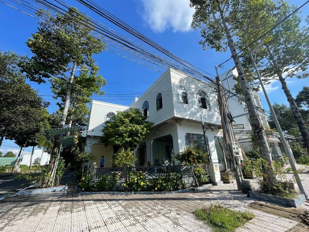 CHO THUÊ hoặc BÁN BIỆT THỰ SÂN VƯỜN 2 TẦNG, GÓC 2 MẶT TIỀN ĐƯỜNG ĐỖ TRỌNG VĂN - STELLA MEGA CITY