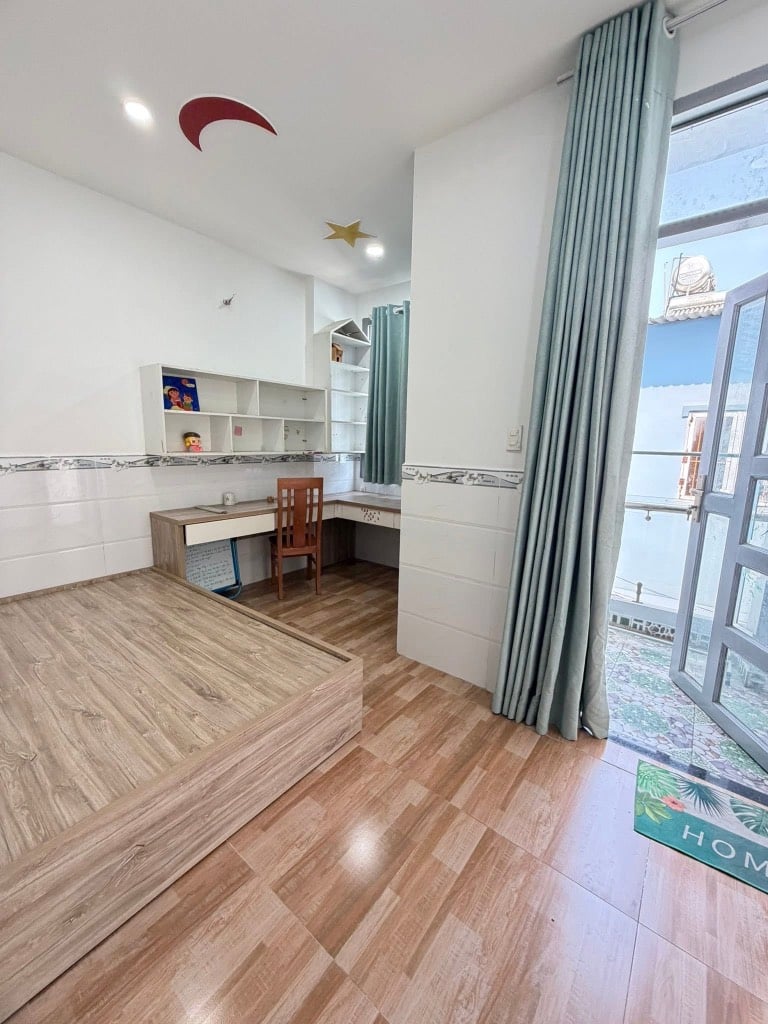 Bán nhà khu Tên Lửa, Bình Tân, hẻm xe hơi, dt 70m2, nhà 2 tầng 3PN 2WC vào ở liền