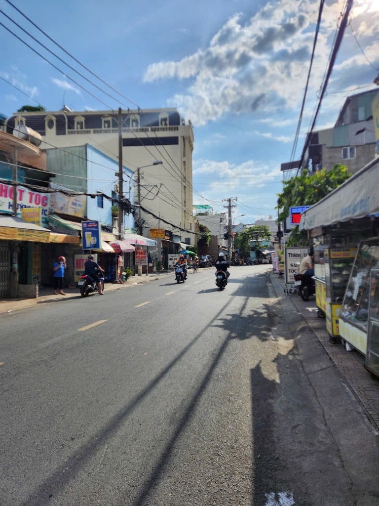 Nhà bán Hẻm xe hơi đường Lê Đình Cẩn, 100m2 ( 5 x 20 ) 3 tầng 4PN 4WC, ở Kinh doanh Dòng tiền