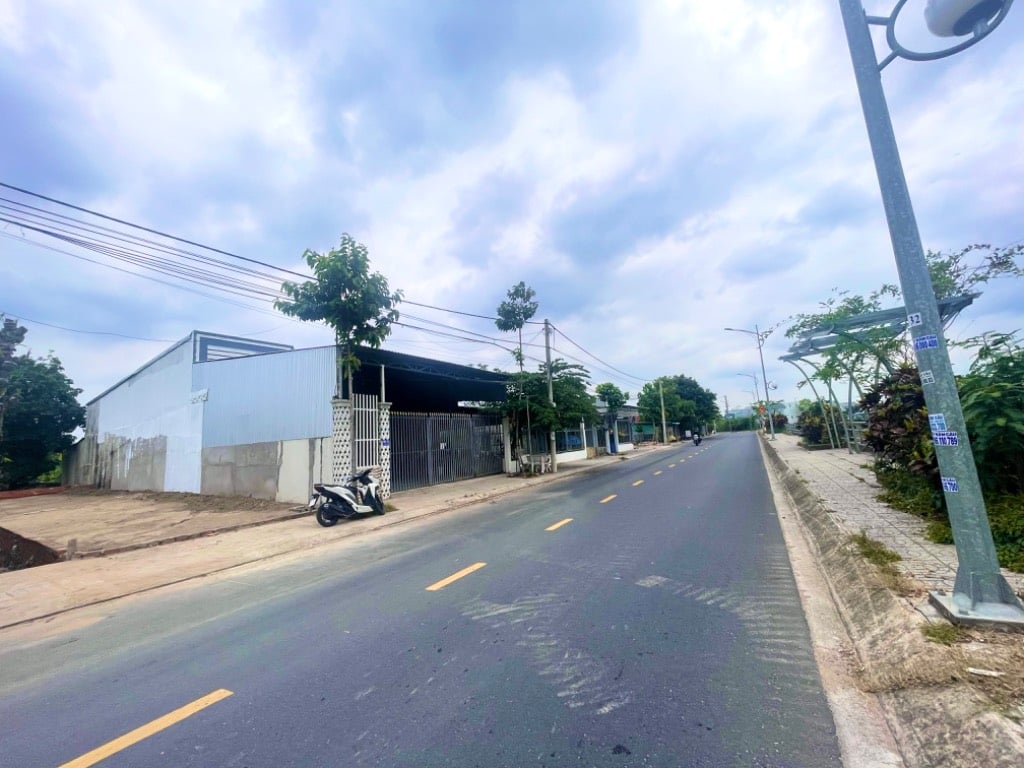 Nền mặt tiền rất đẹp và rộng rãi gần bv Nhi đồng tp cần thơ