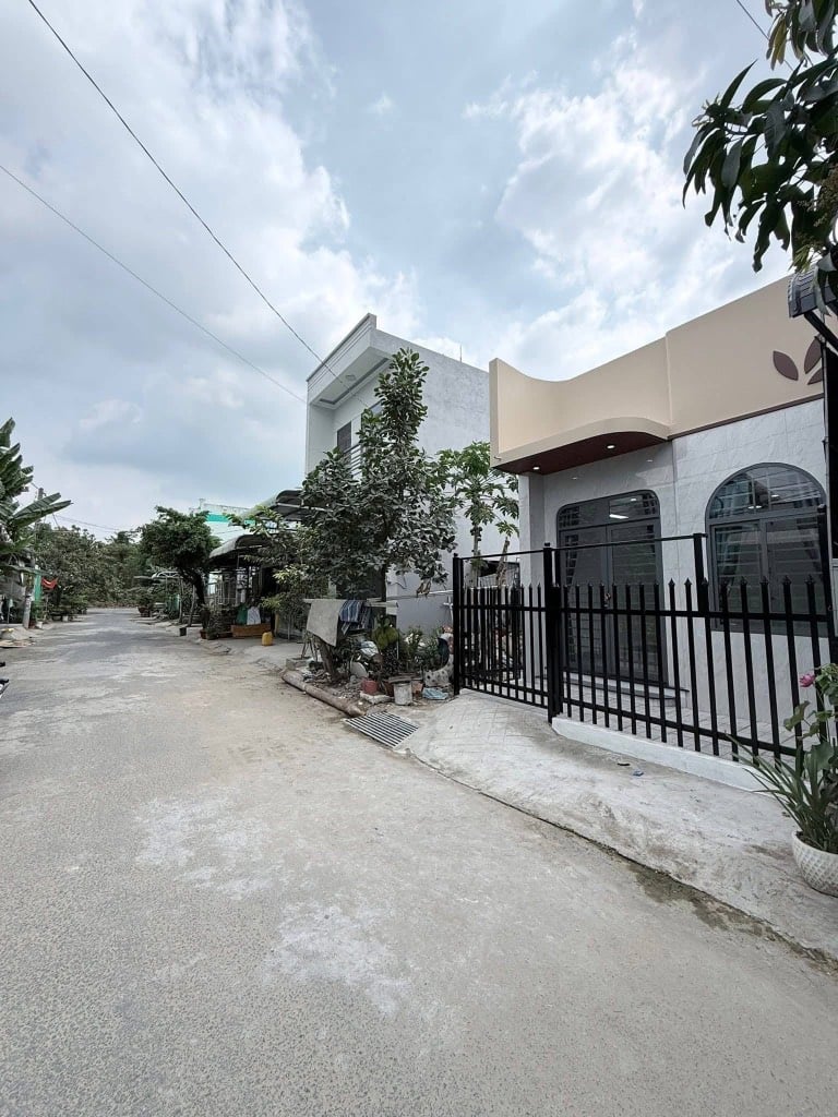 NHÀ CẤP 4 MỚI HOÀN THIỆN - CÓ NỘI THẤT CƠ BẢN - BÌNH CHÁNH