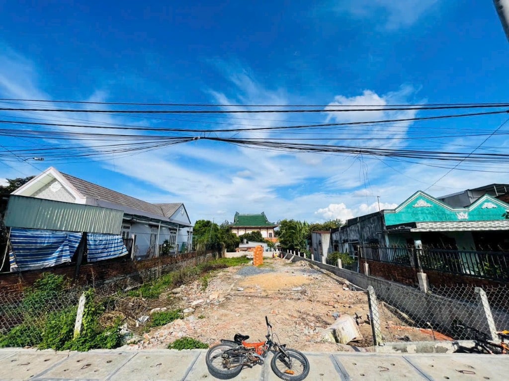 Bán Gấp Mặt Tiền Đường Nhựa Huỳnh Thị Ợt (Ngang 14x50) 300m2 Thổ cư. Giá 650tr