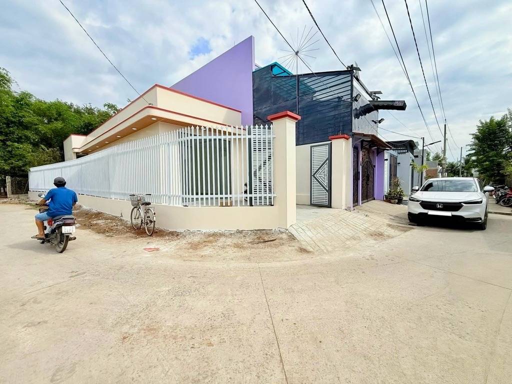 Nhà góc 2 mặt tiền ô tô Phước Lợi Bến Lức, 169m², 2 phòng ngủ, 1WC, khu đông dân