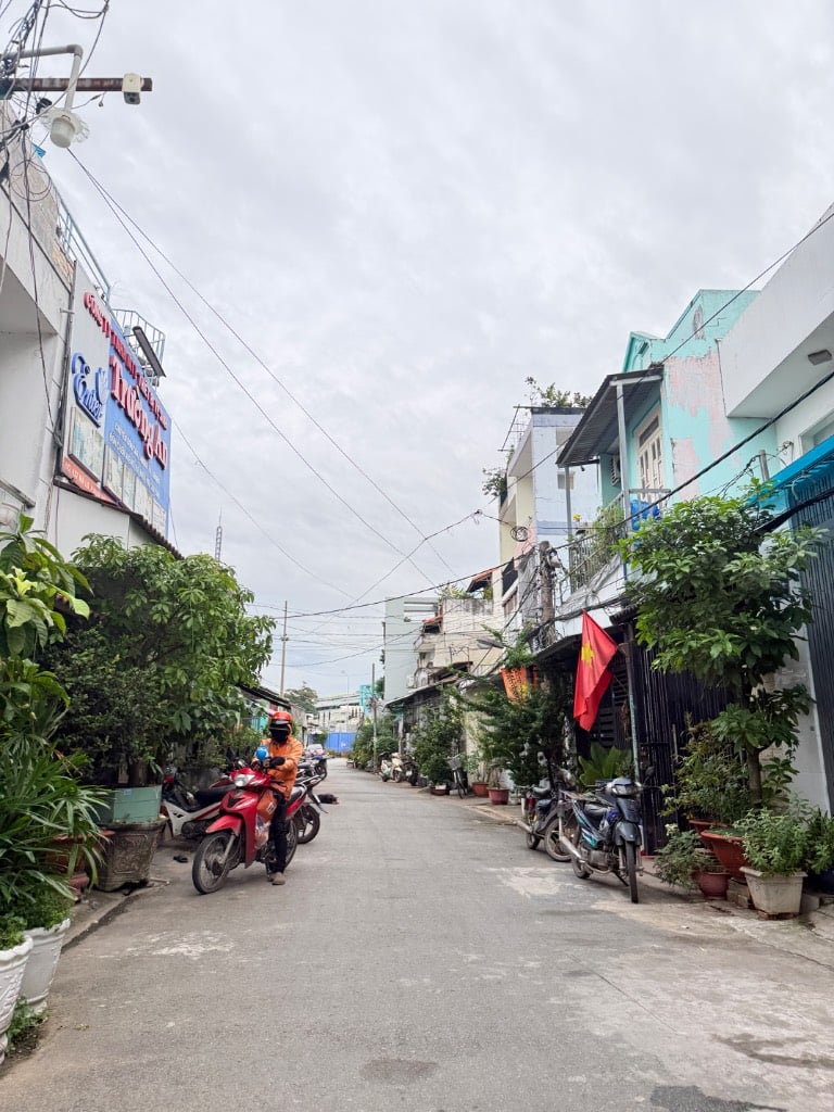 Nhà Hẻm 7m đường Chiến Lược, 72m2 ( 4 x 18 ) 4 Tầng 5PN 5WC, có nội thất vào ở ngay