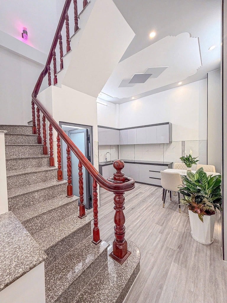 BÁN NHÀ QUẬN 8, GẦN KÝ TÚC XÁ ĐH SÀI GÒN, HẺM XE HƠI, GIÁ 990 TRIỆU BỚT LỘC
