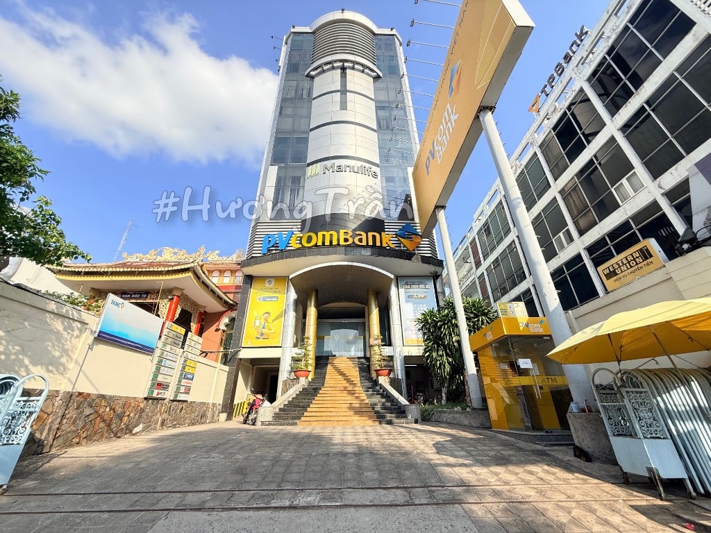 67 triệu 770 - CHO THUÊ VĂN PHÒNG 251m2 TẦNG TRỆT TÒA NHÀ PVCOMBANK MẶT TIỀN TRẦN HƯNG ĐẠO