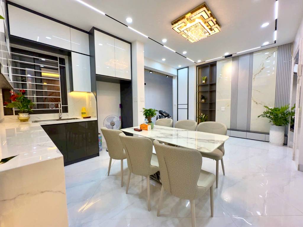 Hot Quận Hoàng Mai - Nhỉnh 10 tỷ có nhà 40m2 - Mặt tiền rộng lên đến 6.5m - thang máy