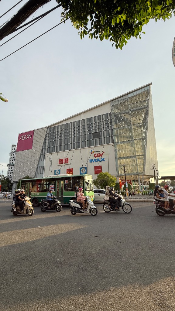Bán nhà Mặt Tiền đường Tên Lửa, 546m2 ( 20 x 30 ) 3 Tầng, Góc 2 Mặt Tiền tiện xây cao tầng