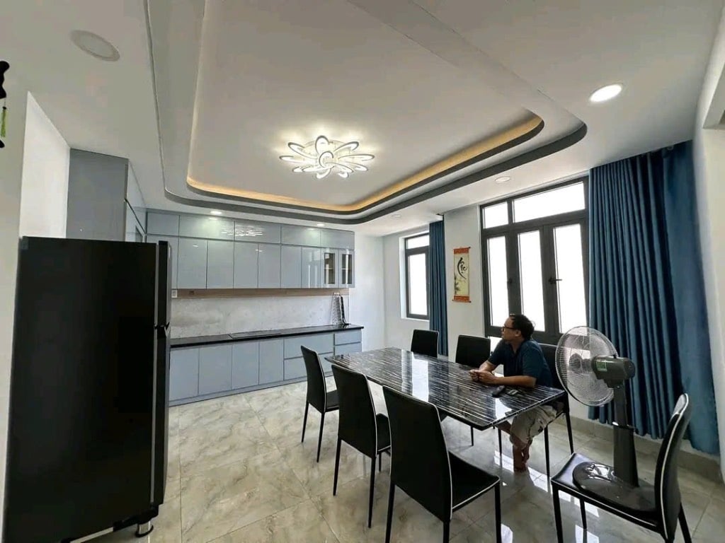 Nhà 1 lầu ở Trịnh Quang Nghị, giá 1 tỷ 050 triệu, diện tích 100m2, đang cho thuê kinh doanh 18tr/th