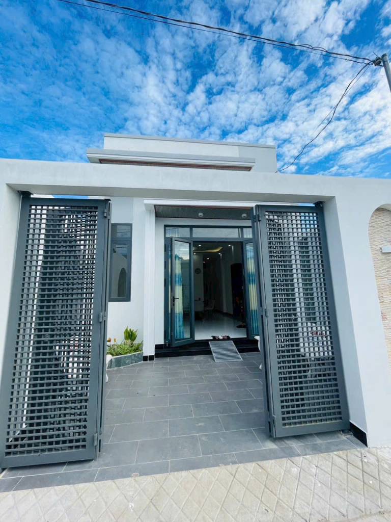 Nhà cấp 4 còn mới hẻm xe oto gần Quảng Trường, Tp Mỹ Tho