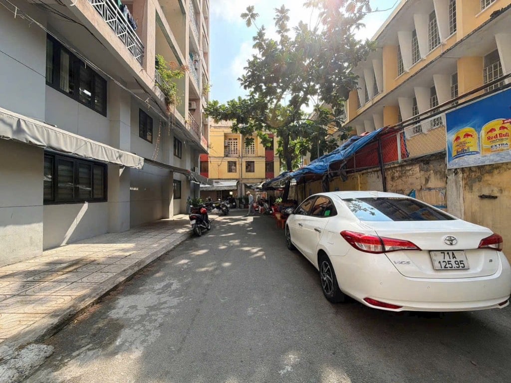 Nhà 4 tầng; mặt tiền đường nội bộ Ngô Quyền; ngang 14m; hoàn công đủ; ô tô ngủ nhà
