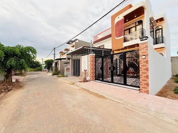 Nhà lầu mới xây dựng phong cách Châu Âu mặt tiền nhựa Tân Mỹ Chánh, Tp Mỹ Tho