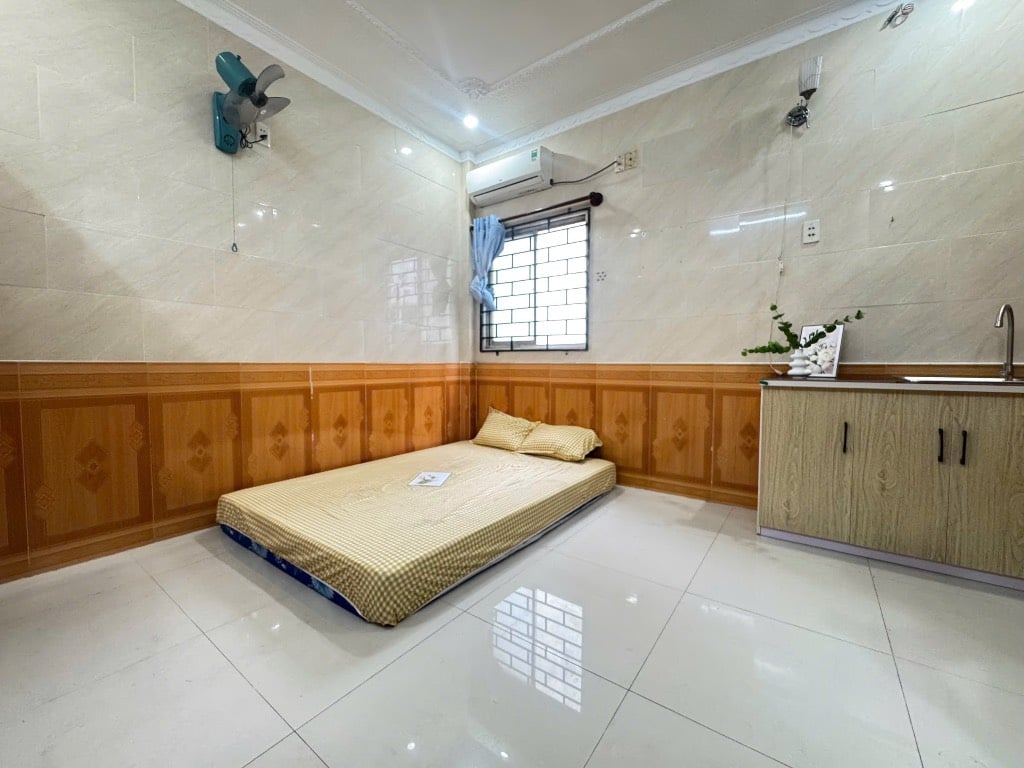 CHO THUÊ PHÒNG CỬA SỔ FULL NỘI THẤY GẦN HÀNG XANH TẠI NGUYỄN XÍ BÌNH THẠNH GIÁP QUẬN 1, QUẬN 2