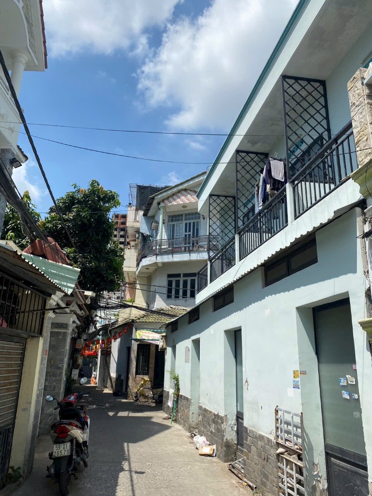 Bán nhà 2 tầng Phú Thuận, Quận 7, gần chi cục Thuế, dt 64m2 giá 6.1 tỷ