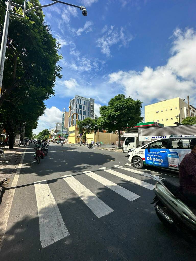 BĐS MẶT TIỀN NGAY CÔNG TRƯỜNG MÊ LINH - BẾN NGHÉ QUẬN 1