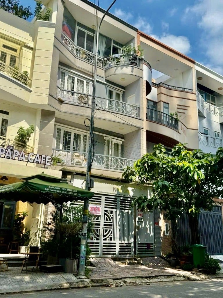 BÁN KHÁCH SẠN ĐƯỜNG LIÊN PHƯỜNG, QUẬN 9, 4 TẦNG, 11 PHÒNG, DT 126M2, GIÁ 19.5 TỶ