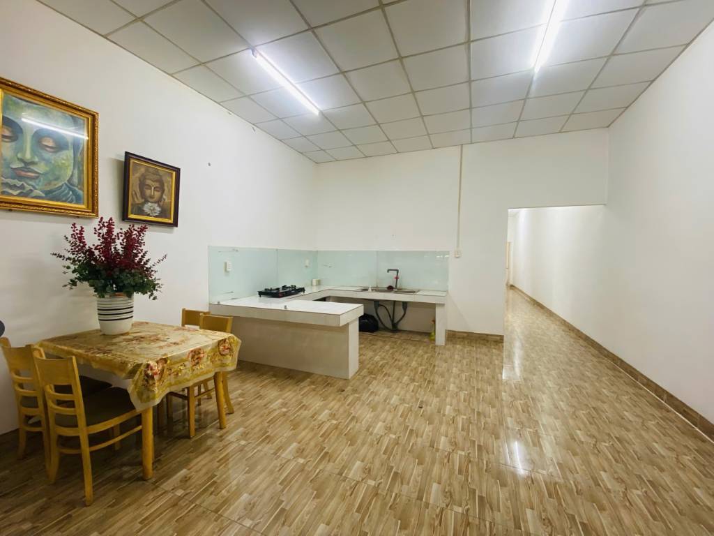Bán nhà Hoàng Long Bến Lức, nhà mặt tiền kinh doanh buôn bán, đối diện cổng sân banh R7
