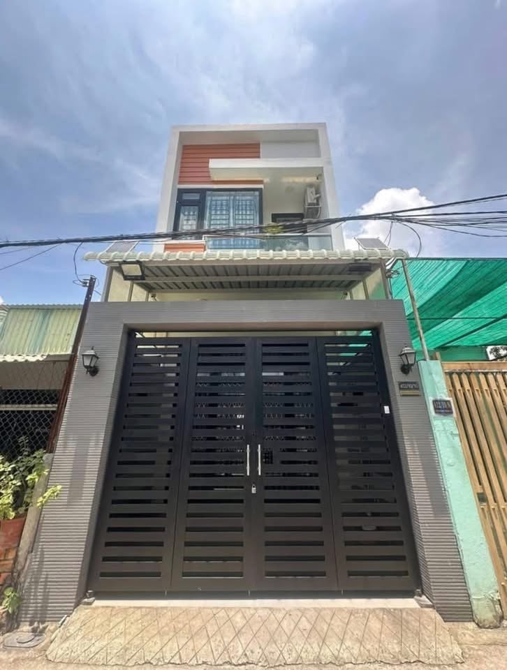 BÁN NHÀ GẦN CHỢ QUY ĐỨC, BÌNH CHÁNH, SỔ HỒNG RIÊNG, 1 TRỆT 1 LẦU, 85M² 3PN 3WC, CHỈ 988 TRIỆU