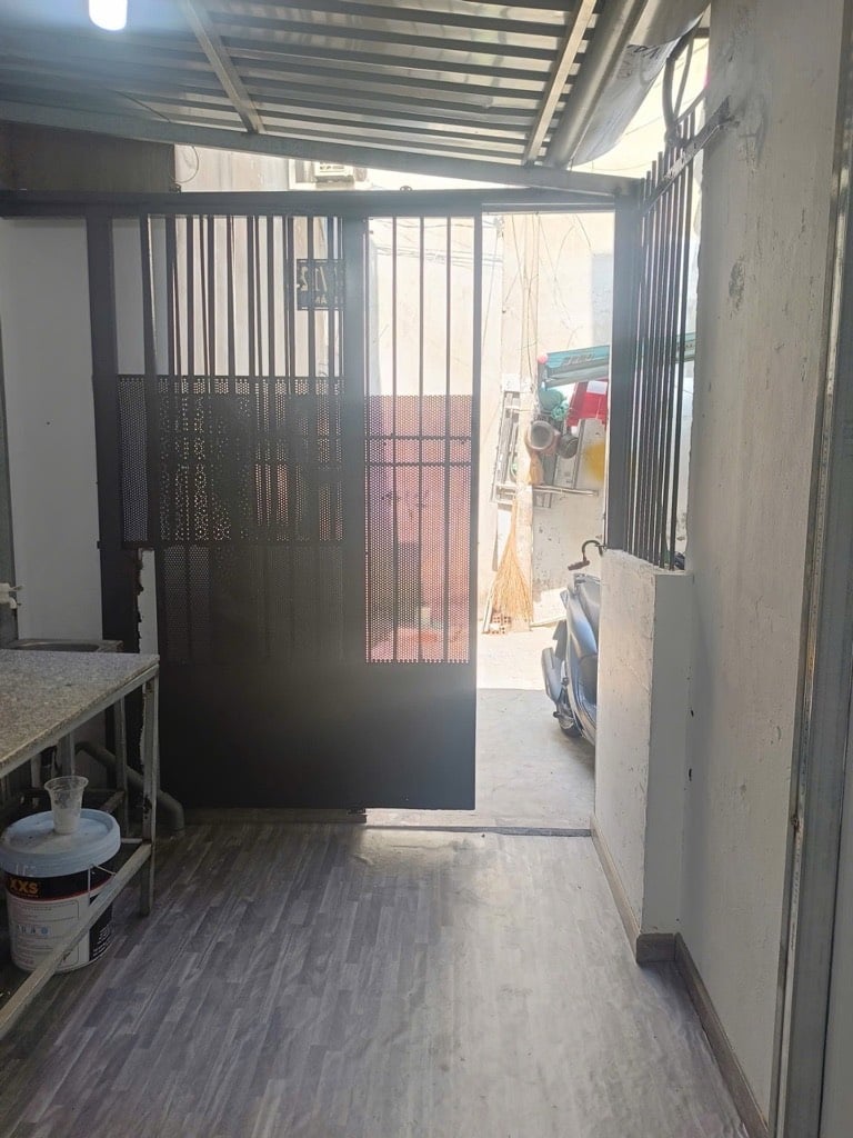 HÀNG HIẾM, BÁN NHÀ TÂN PHÚ, 2 TẦNG 2PN DIỆN TÍCH RỘNG, GIÁ QUÁ RẺ, HẺM XE HƠI CÁCH 1 BƯỚC CHÂN