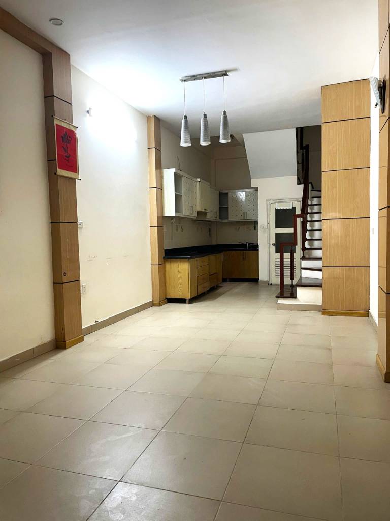 Cho thuê nhà đường 800A Hoàng Sâm, Cầu Giấy, giá 15 triệu/tháng ưu tiên hộ gia đình
