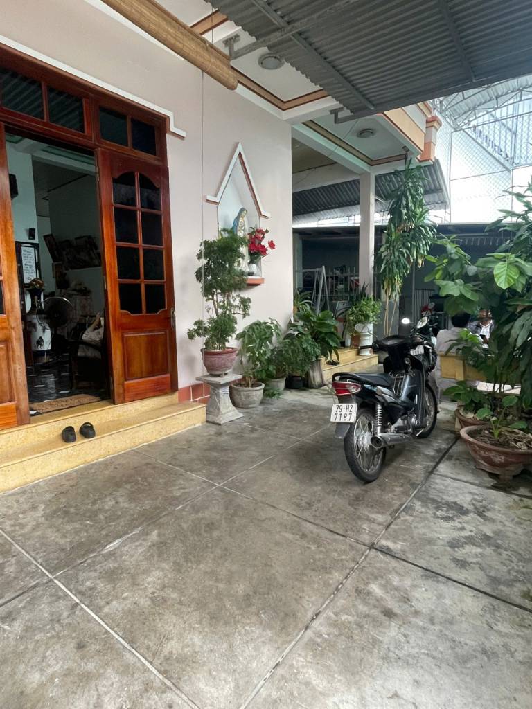 Bán nhà Hòn Chồng Bắc Nha Trang, dt 225m2 nhà vườn gần biển, giá 13,5 tỷ