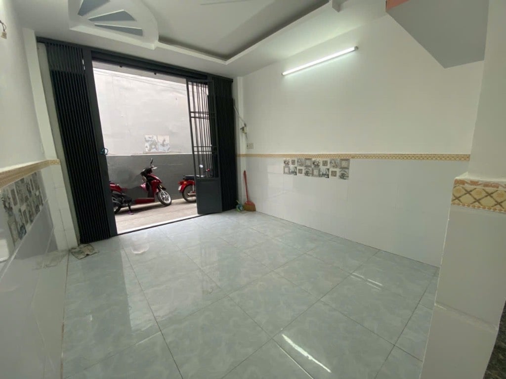 Bán nhà Bà Hom, cạnh chợ Phú Lâm, nhà mới xây dt 30m2, hẻm 3m thông, vào ở ngay, nhỉnh 3 tỷ
