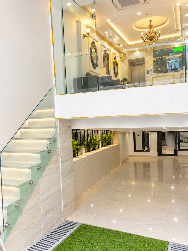 Cho thuê nhà mặt phố Nguyễn Khang Cầu Giấy, 52m² 7 tầng, thang máy, giá 42 triệu