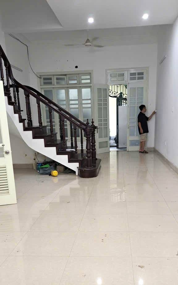 Cho thuê nhà Trung Kính Cầu Giấy, 70m² 4 tầng, 5 phòng, ô tô tránh, giá 33 triệu