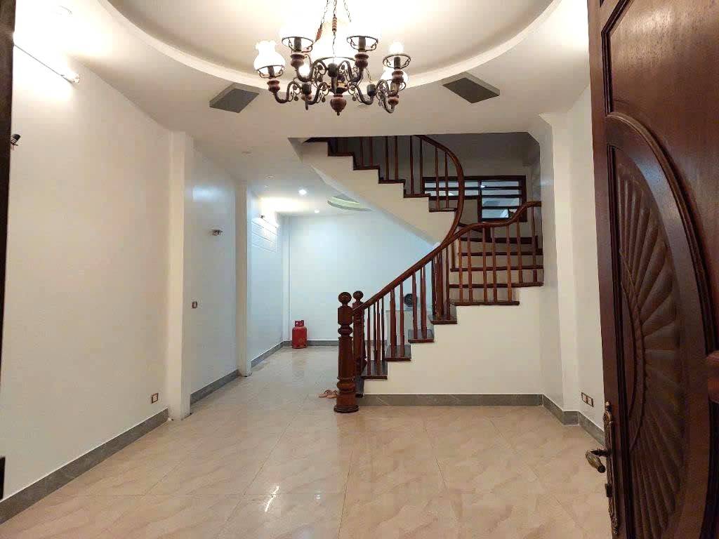 Cho thuê nhà Hoa Bằng Cầu Giấy, giá 21 triệu/tháng, hộ gia đình, văn phòng, công ty, lớp học