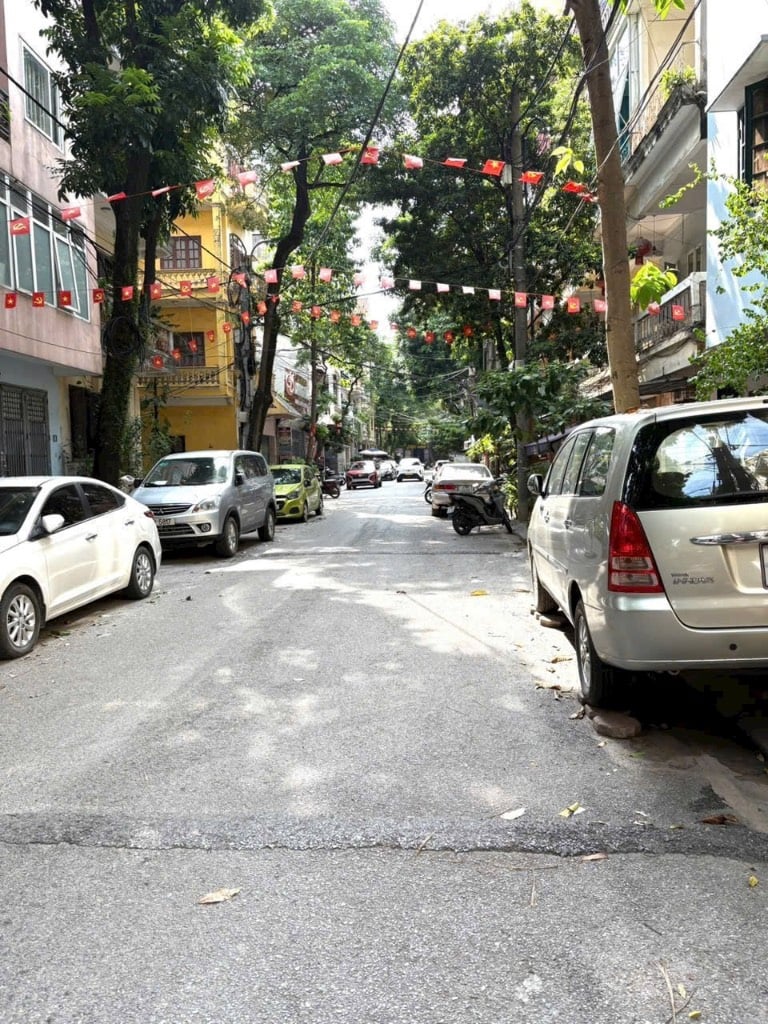 Bán nhà Hoàng Cầu Đống Đa, 48m², 4 tầng, gara ô tô 7 chỗ, hơn 18 tỷ