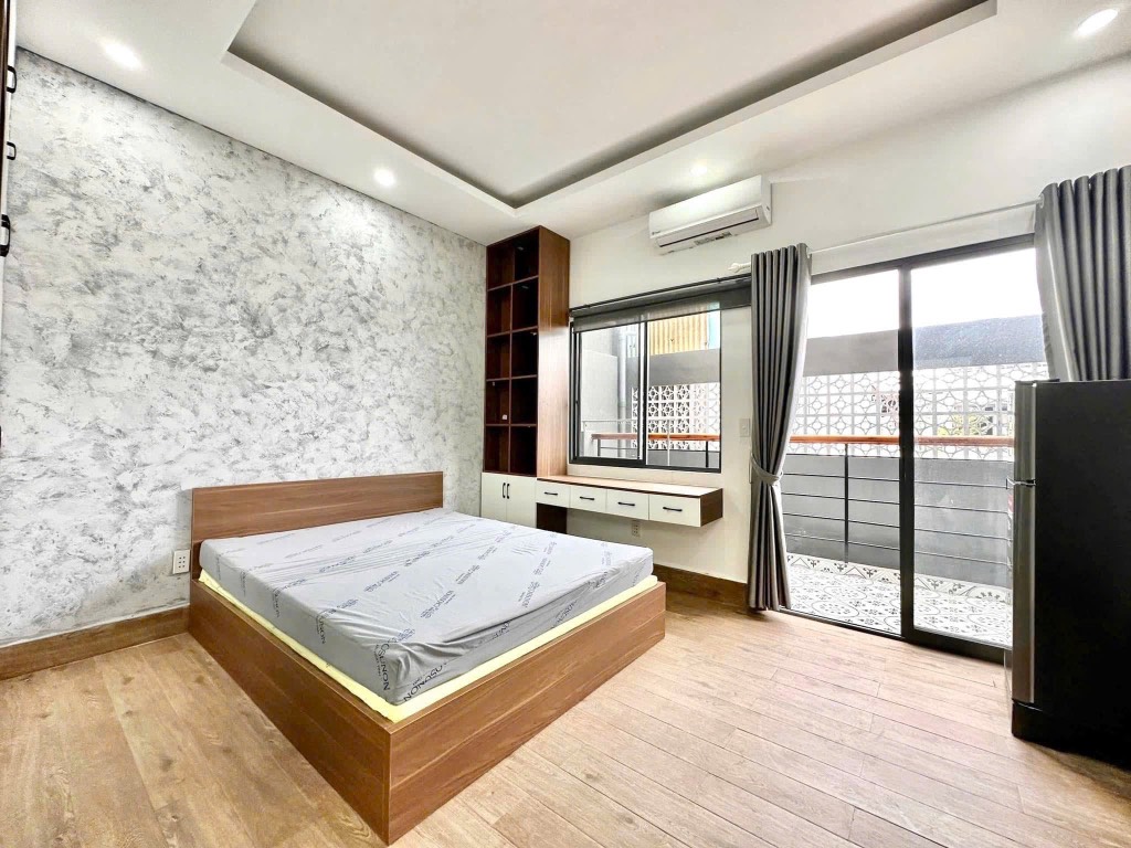 CHO THUÊ PHÒNG TRẦN QUANG DIỆU, PHÚ NHUẬN, 40M2 BAN CÔNG THOÁNG, FULL NỘI THẤT MỚI, GIÁP QUẬN 1