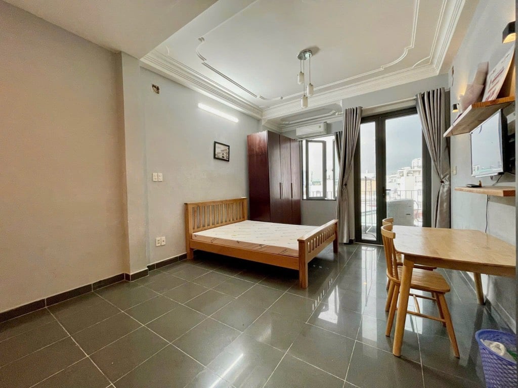CHO THUÊ CĂN HỘ NGUYỄN XÍ, BÌNH THẠNH, PHÒNG 45M² BAN CÔNG SIÊU RỘNG, NHÀ MỚI, DỌN VÀO Ở LIỀN