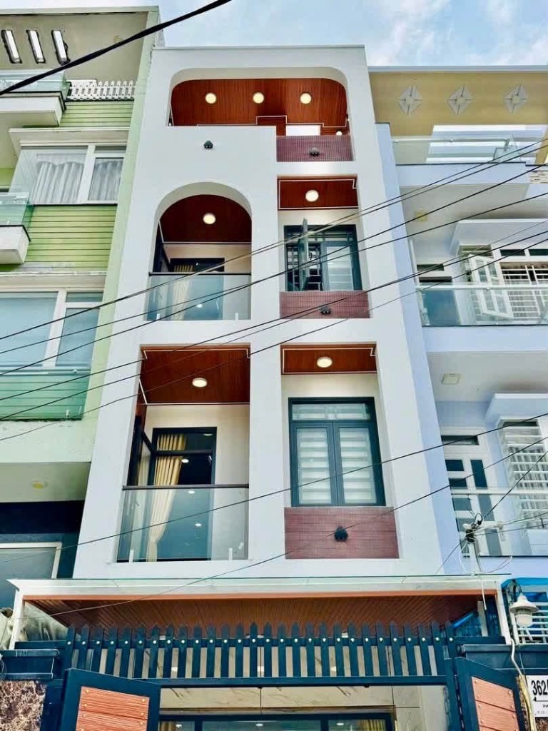Bán nhà Phan Huy Ích Gò Vấp, 4x18m 4 tầng, đường 10m ô tô tránh, giá 8,3 tỷ