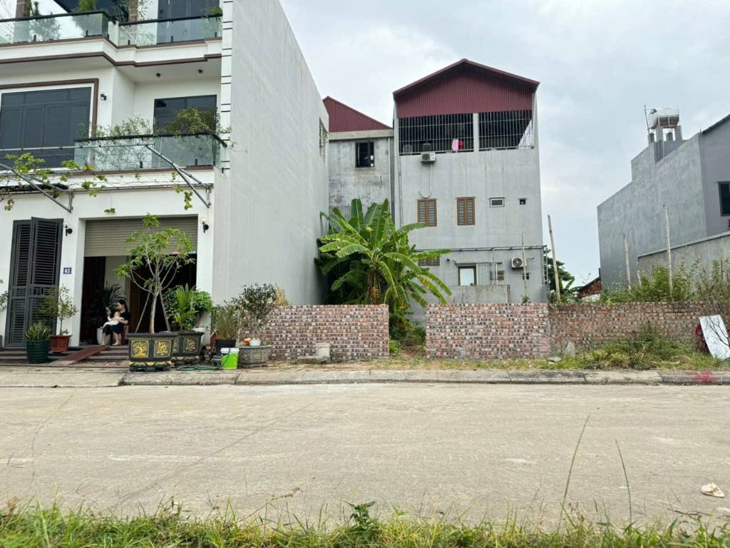 Bán đất Thanh Xuân, Sóc Sơn, Hà Nội. Đường 6m, vỉa hè, view sân bóng. DT 87m, giá 3,1 tỷ