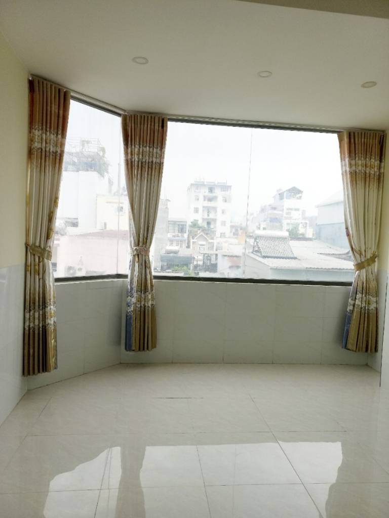 Phòng ban công, siêu thoáng, sạch, Giờ tự do, bảo vệ 24/24. ĐH SPKT