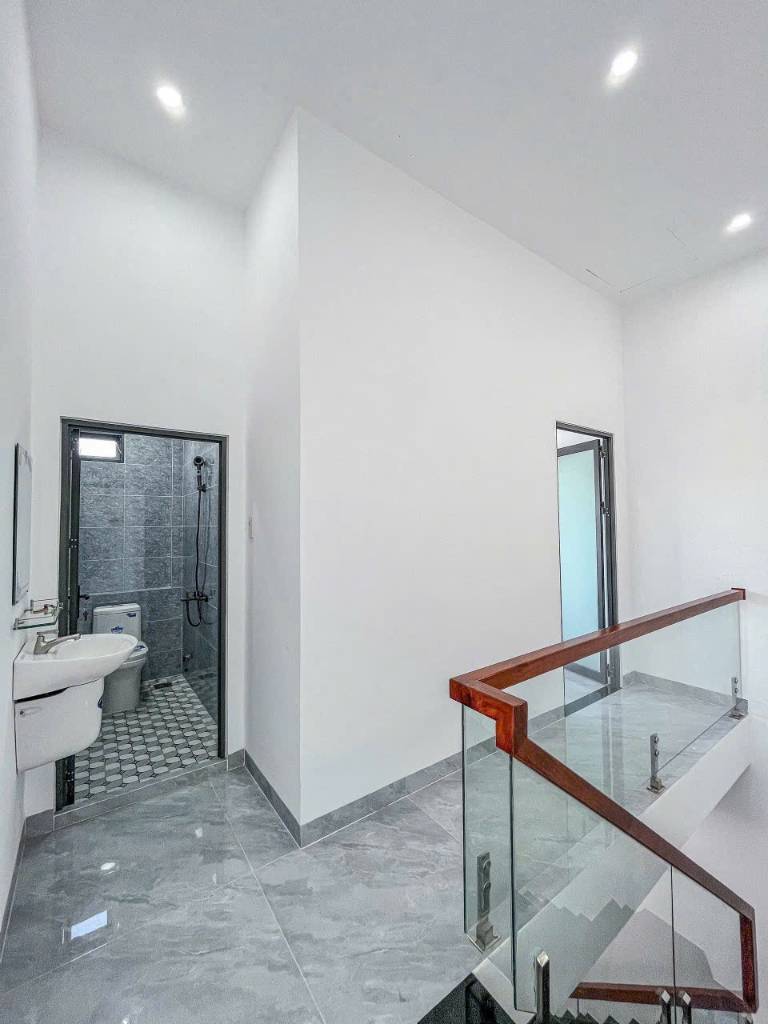 Bán nhà 5 tầng Ngọc Thụy, ô tô đỗ cổng, diên tích 100m2, chỉ 6,9 tỷ