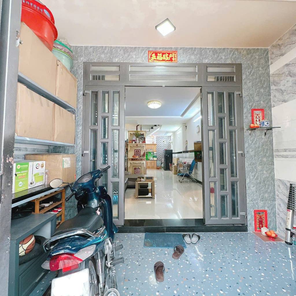 Bán nhà Kim Giang, Thanh Trì, nhà mới ở luôn, gần ô tô, trước nhà 3 gác tránh, diện tích 38m, hơn 6 tỷ